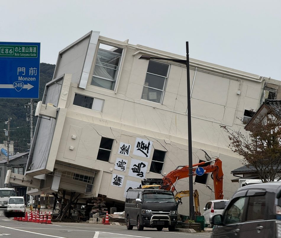 倒れている輪島塗五島屋の建物